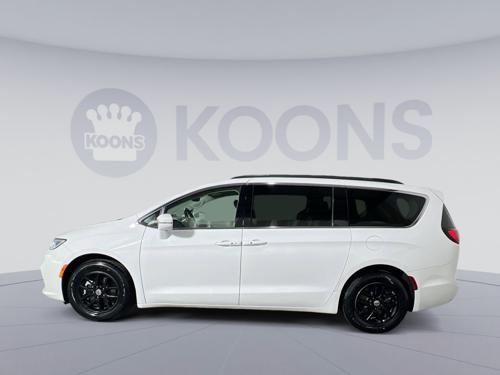 Used 2022 Chrysler Pacifica Touring-L image 2