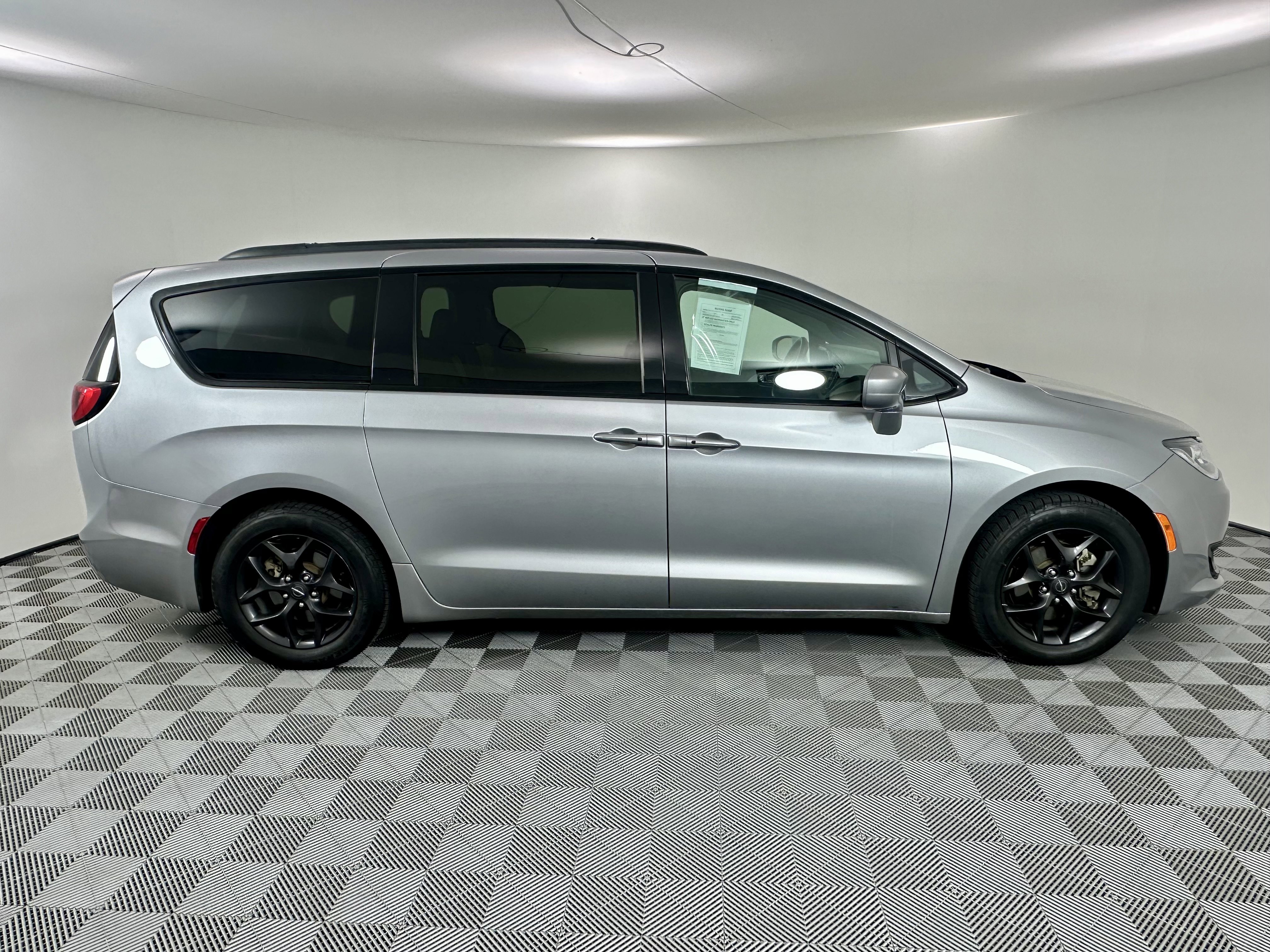 Used 2019 Chrysler Pacifica Touring-L w/ S Appearance Package FWD image 7