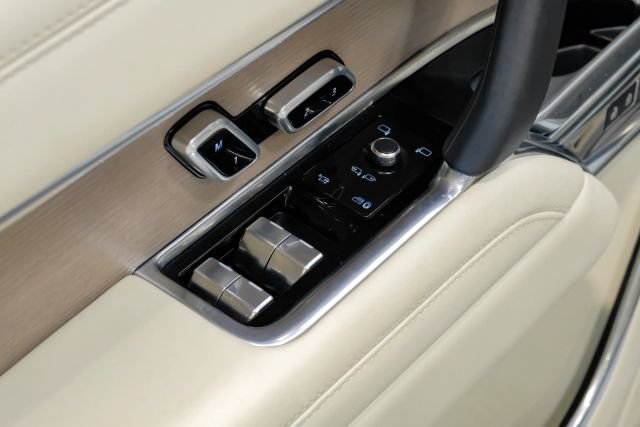 Used 2025 Land Rover Range Rover SE AWD/4WD image 50