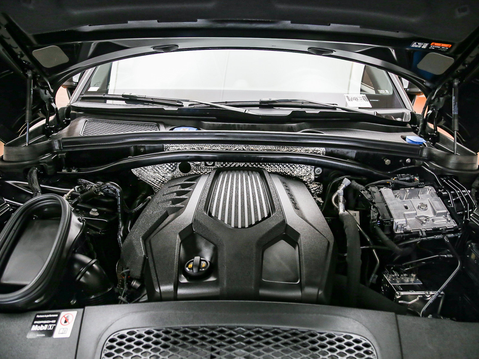 Certified 2026 Porsche Macan AWD/4WD image 32