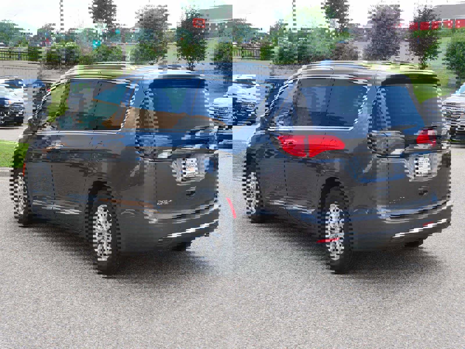 Used 2019 Chrysler Pacifica Touring-L w/ Advanced Safetytec Group image 5