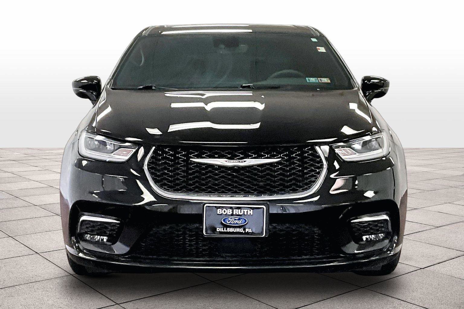 Used 2025 Chrysler Pacifica Select image 3