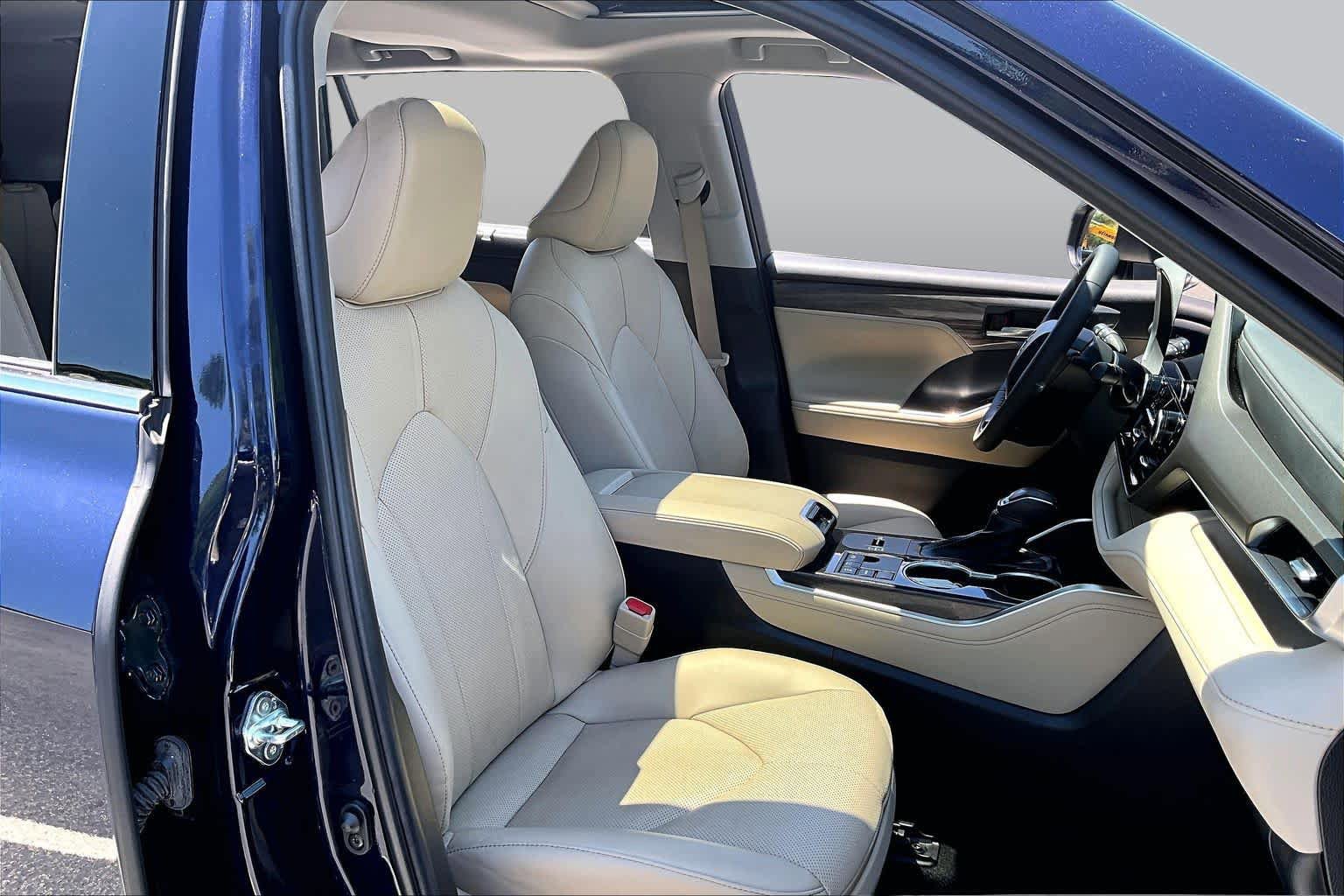 Used 2023 Toyota Highlander Limited FWD image 9