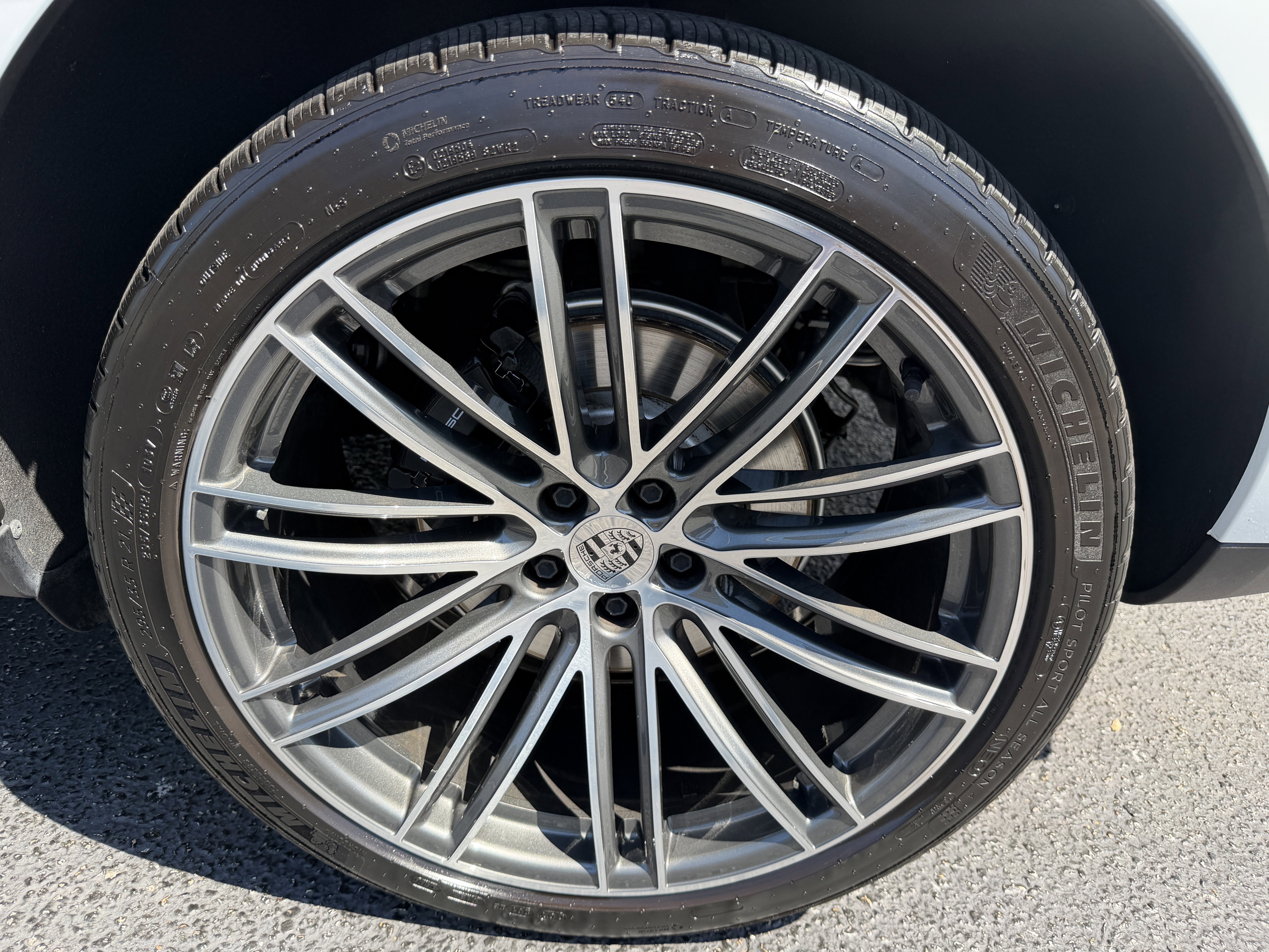 Certified 2025 Porsche Macan AWD/4WD image 10