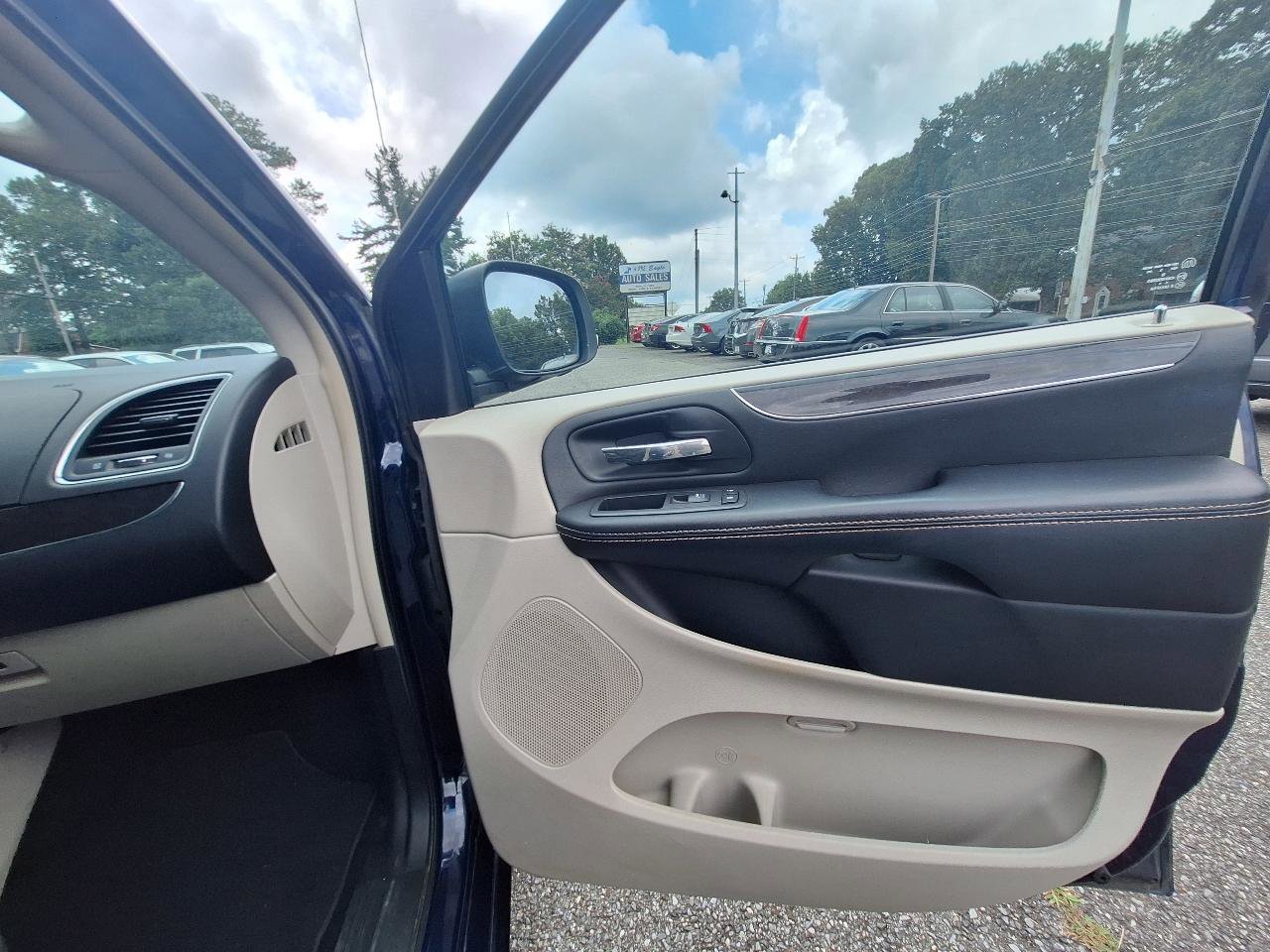 Used 2015 Chrysler Town & Country Touring-L w/ Driver Convenience Group image 34