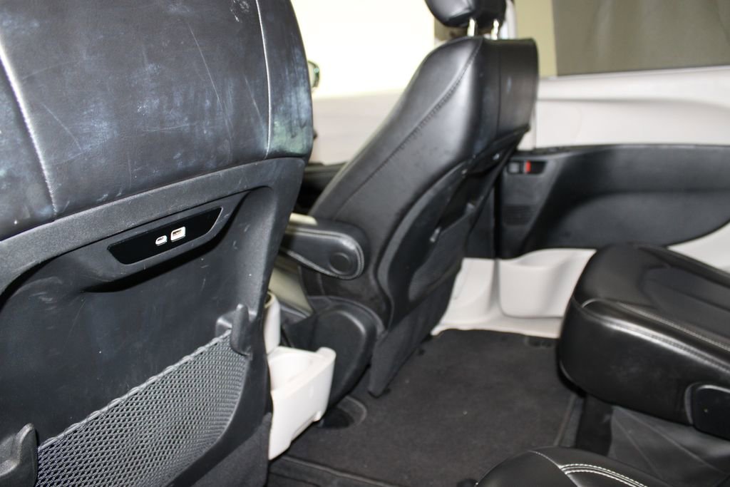 Used 2024 Chrysler Pacifica Touring-L image 21