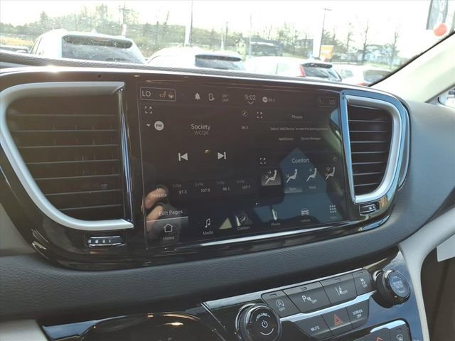 Used 2024 Chrysler Pacifica Touring-L image 21