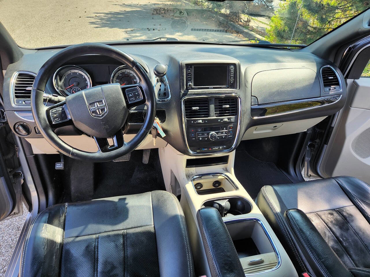 Used 2015 Dodge Grand Caravan SXT image 12