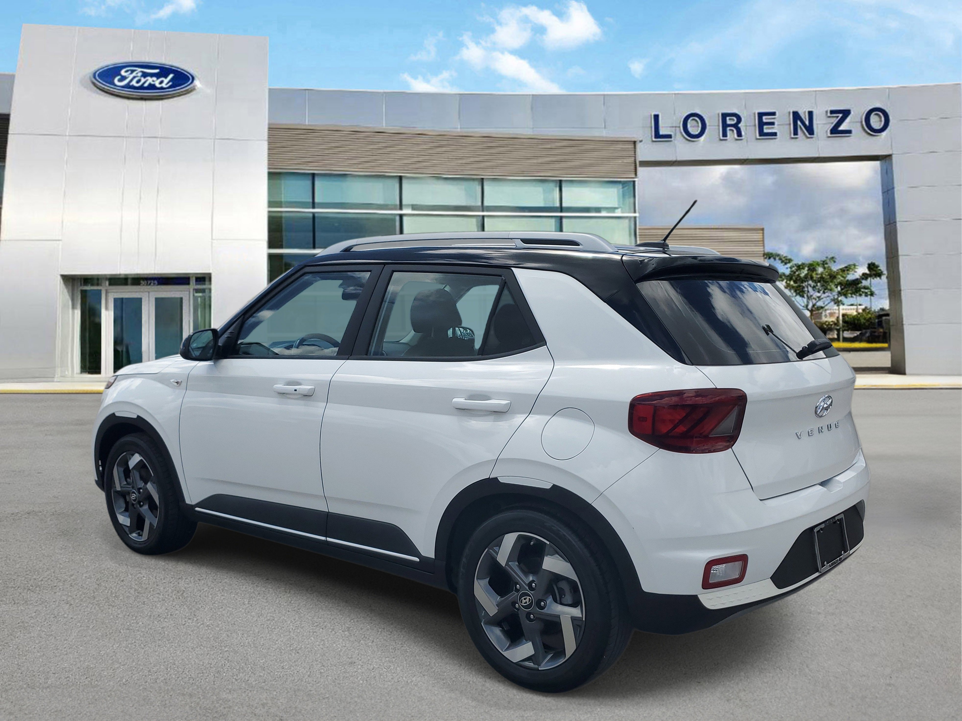 Used 2023 Hyundai Venue Limited w/ Cargo Package image 7