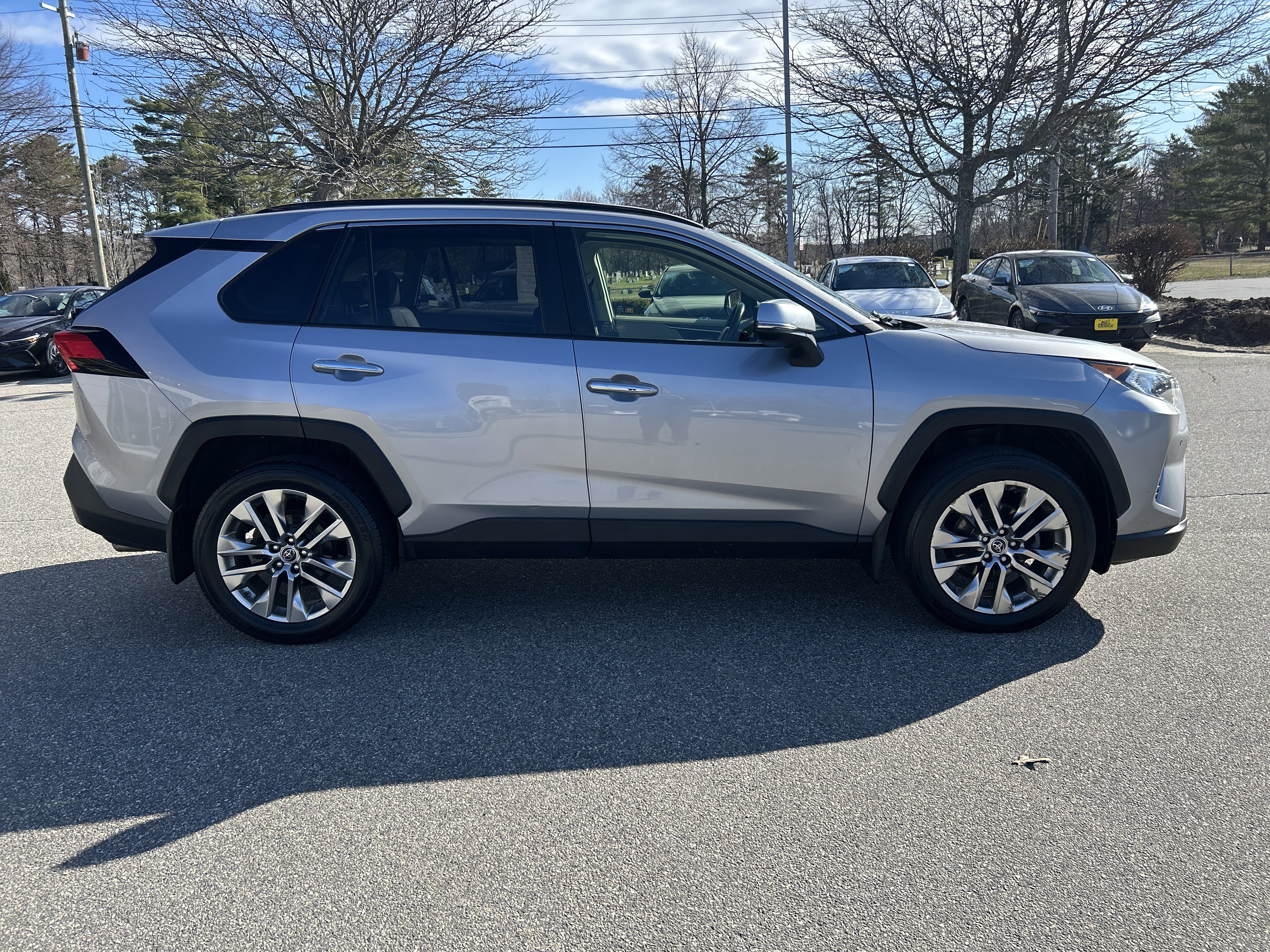 Used 2019 Toyota RAV4 Limited w/ Cold Weather Package AWD/4WD image 6