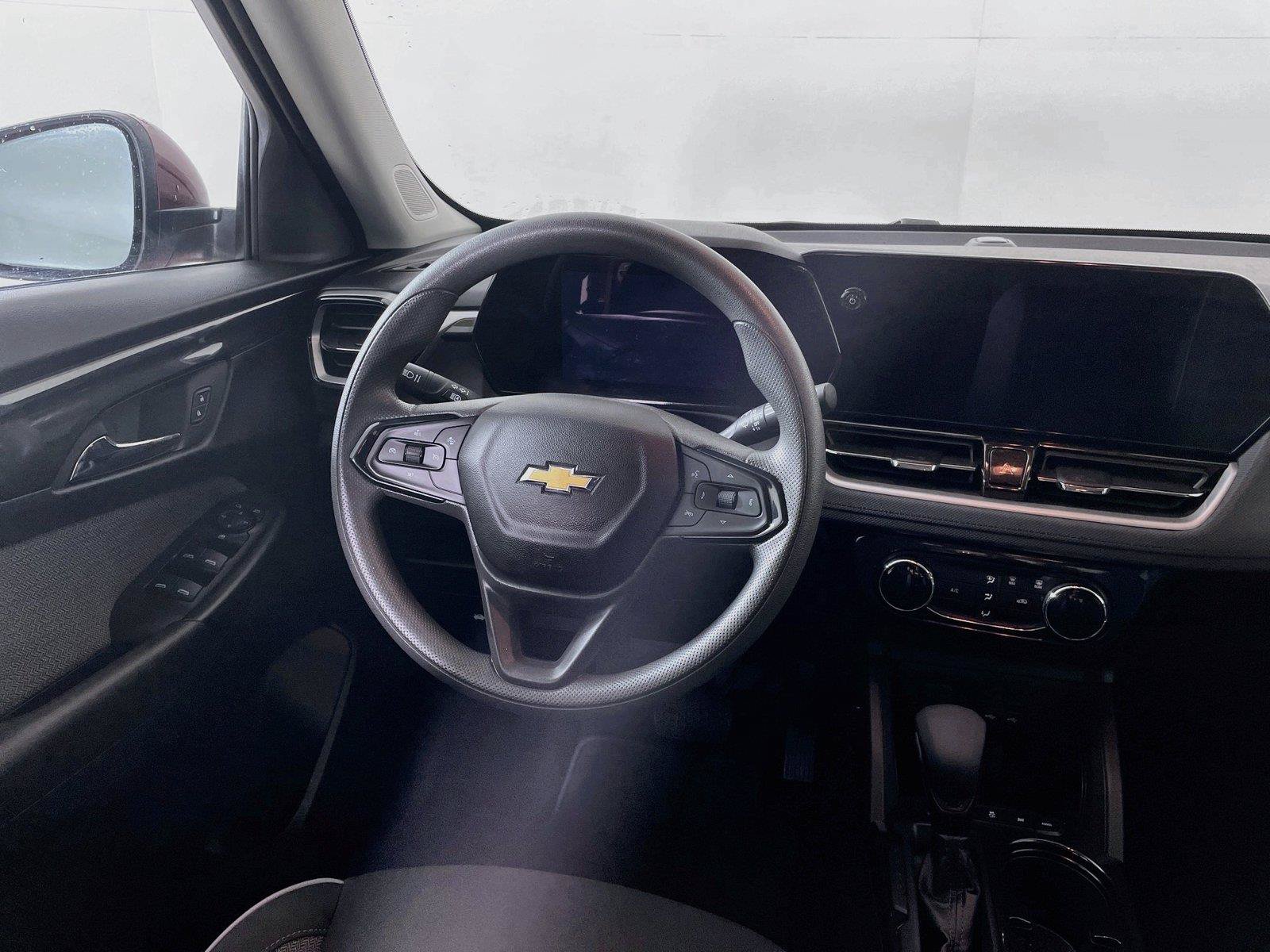 Used 2025 Chevrolet TrailBlazer LT AWD/4WD image 2