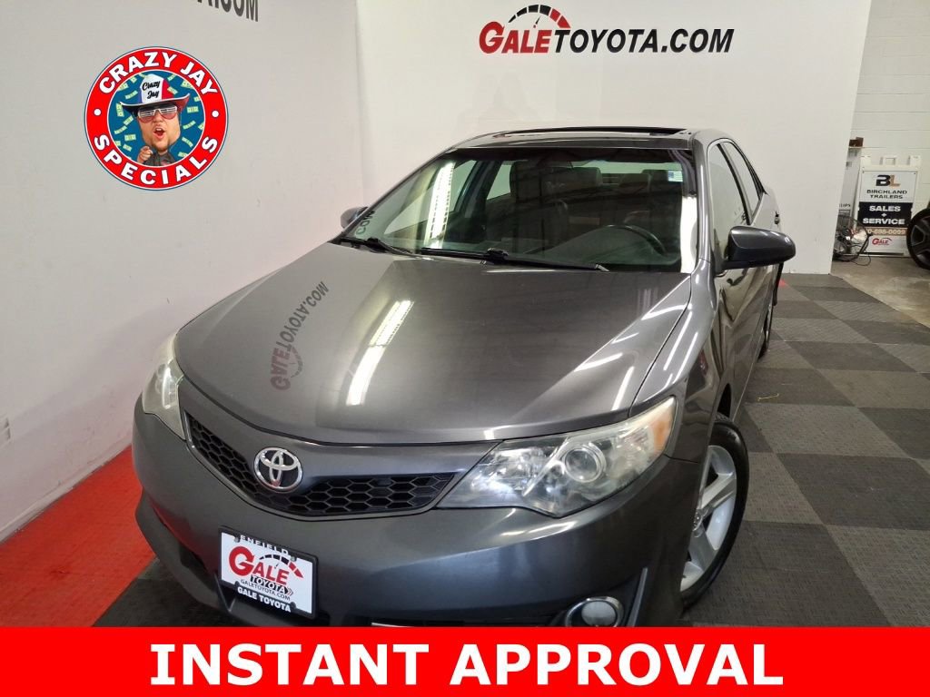 Used 2014 Toyota Camry SE w/ Moonroof Package image 3