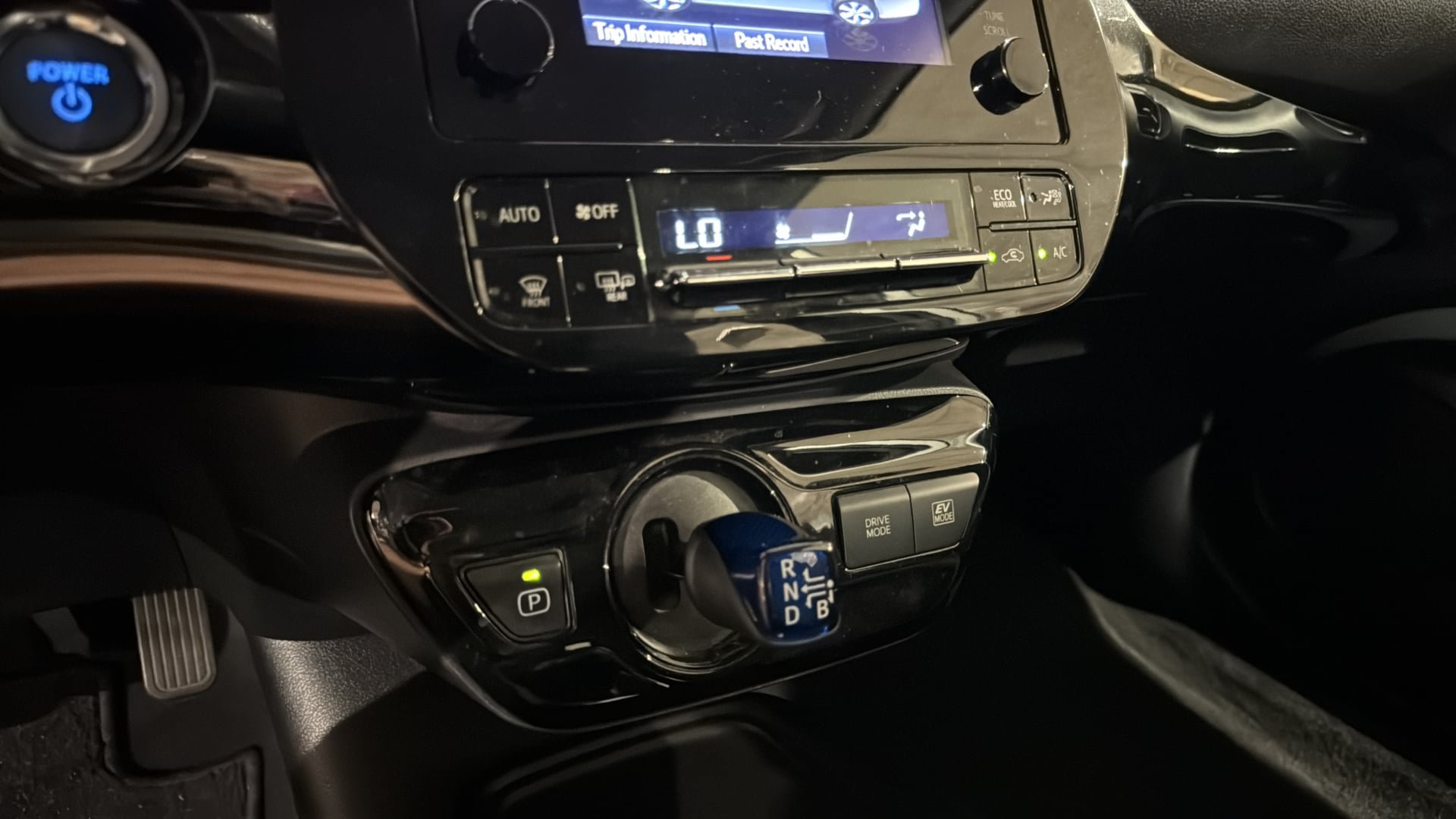 Used 2019 Toyota Prius LE w/ Preferred Accessory Package FWD image 28