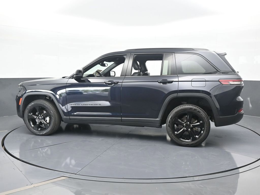 Used 2024 Jeep Grand Cherokee Limited w/ Black Appearance Package image 3