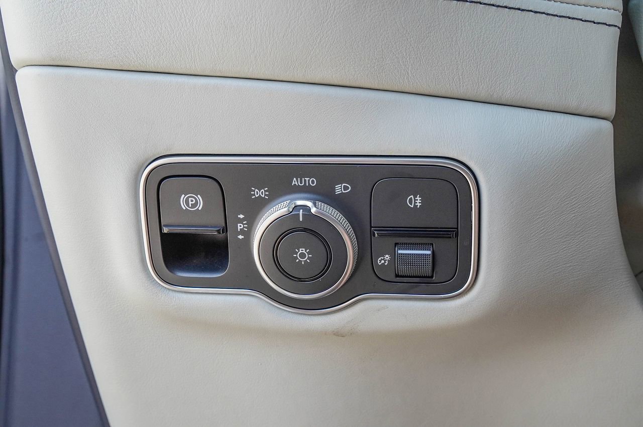 Used 2022 Aston Martin DBX image 32