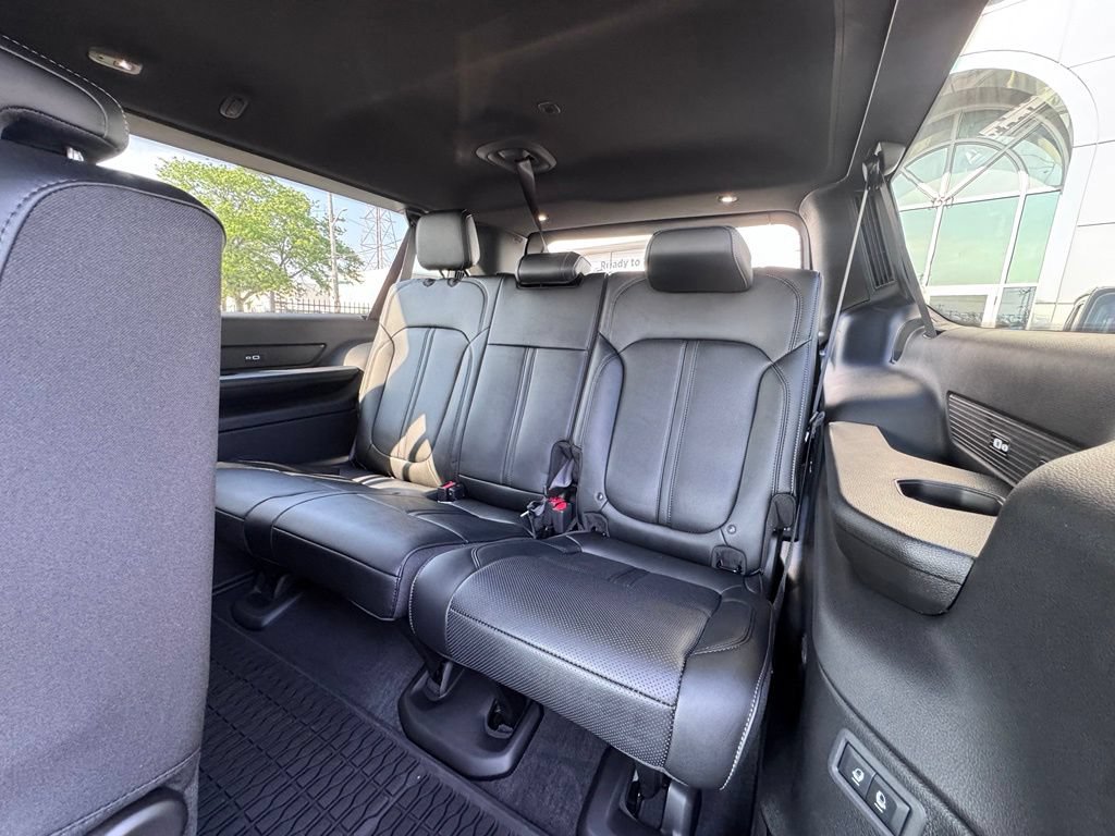 Used 2024 Jeep Wagoneer L Series II w/ Flexible Seating Group RWD image 17