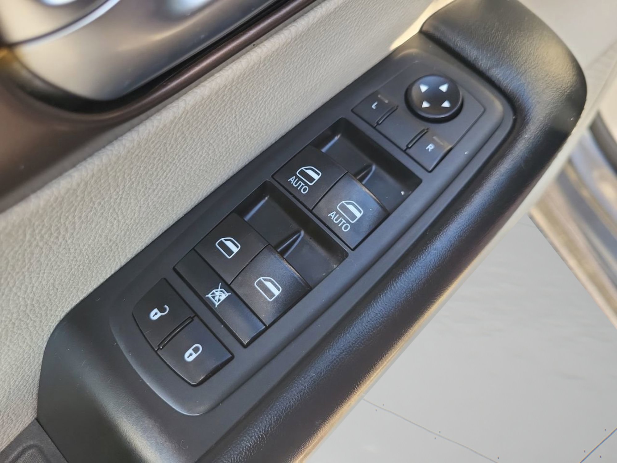 Used 2020 Chrysler Voyager Lxi image 18