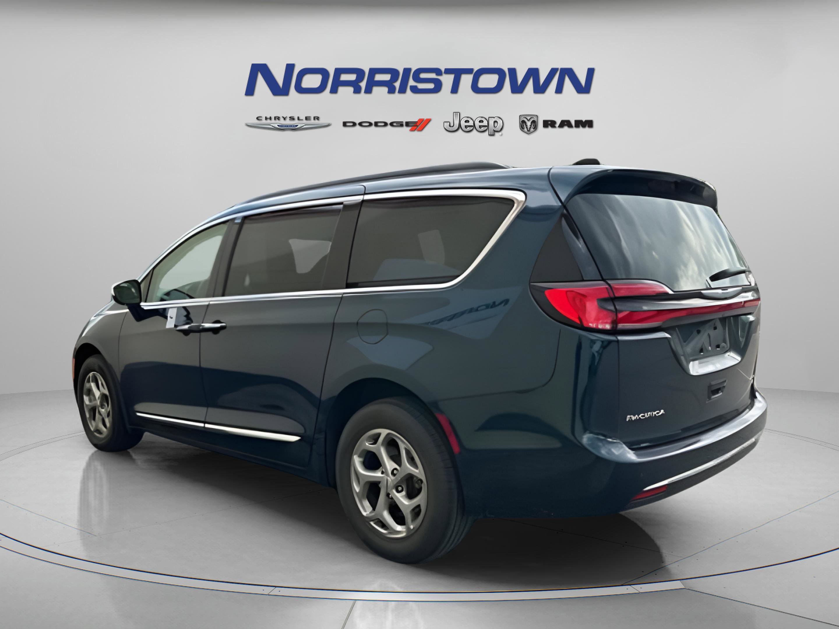 Used 2023 Chrysler Pacifica Limited AWD/4WD image 5