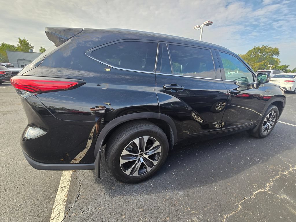 Used 2022 Toyota Highlander XLE AWD/4WD image 9