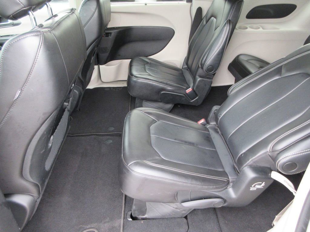 Used 2023 Chrysler Pacifica Touring-L image 13