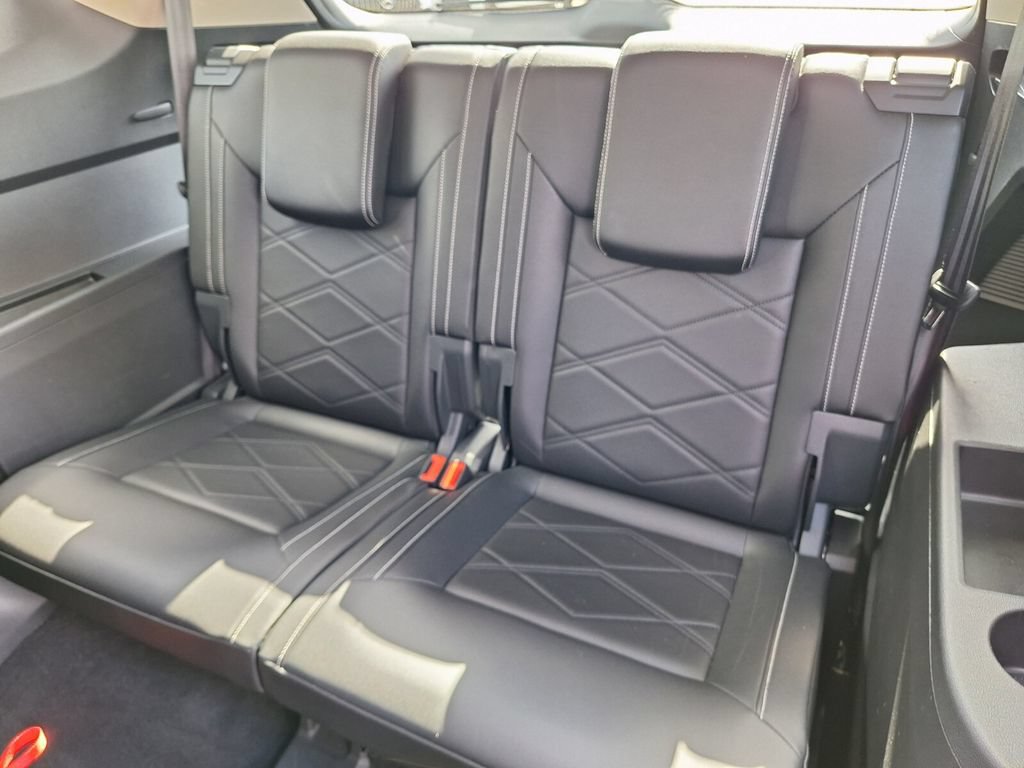 Used 2025 Volkswagen Atlas SE FWD image 12