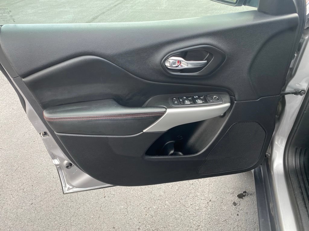 Used 2018 Jeep Cherokee Trailhawk AWD/4WD image 18
