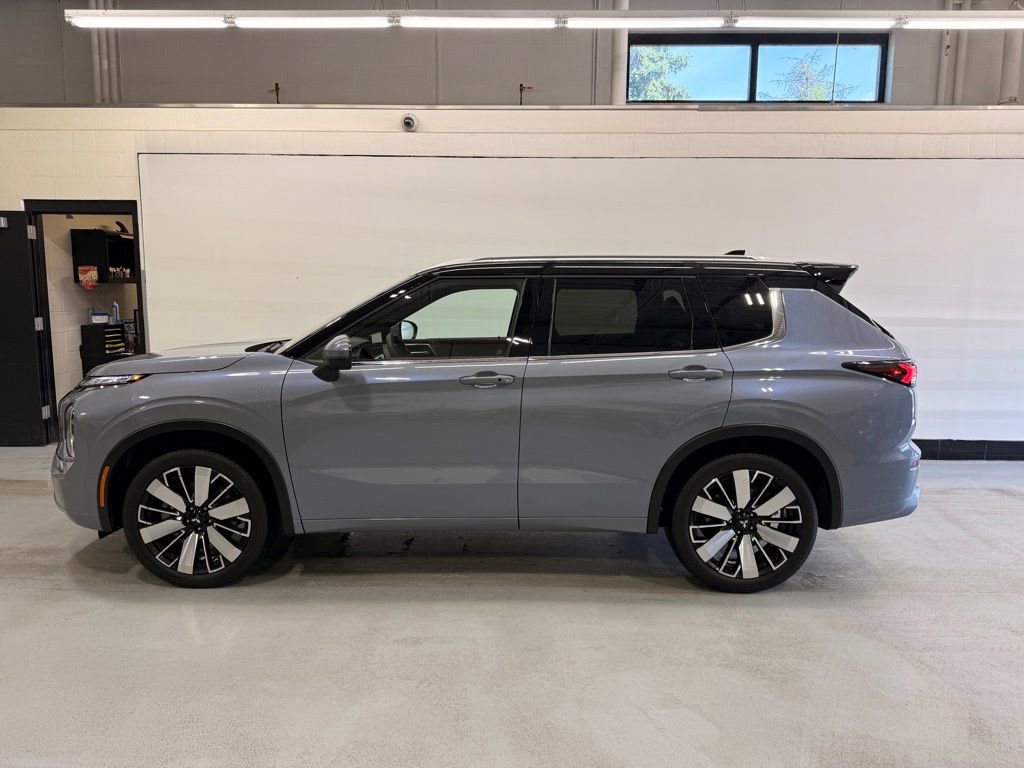 Used 2025 Mitsubishi Outlander SEL AWD/4WD image 2