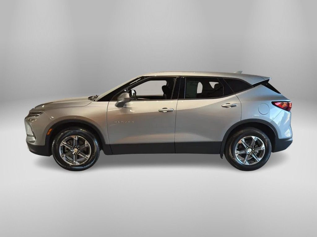 Used 2025 Chevrolet Blazer LT image 2