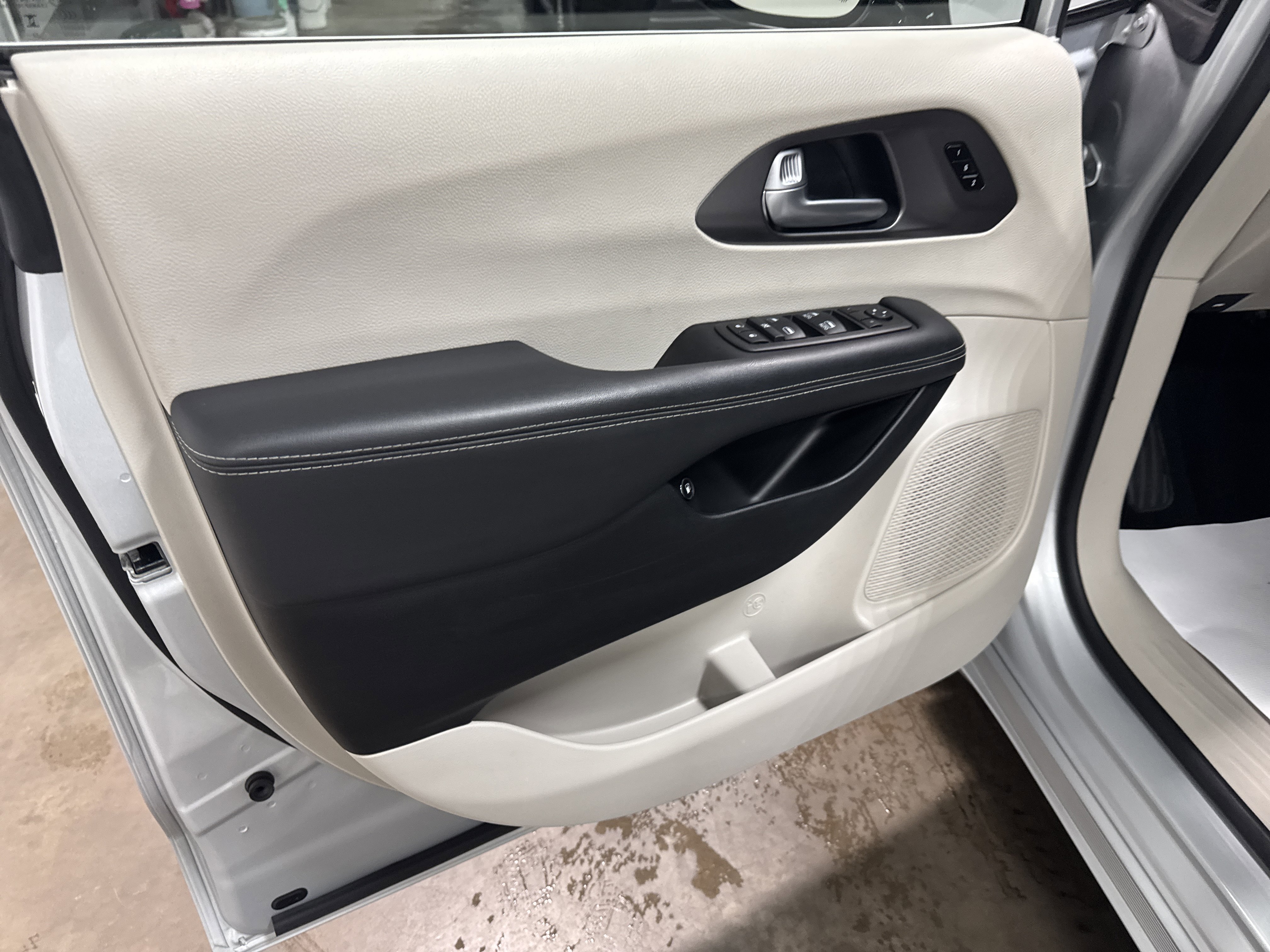 Used 2024 Chrysler Pacifica Select image 14