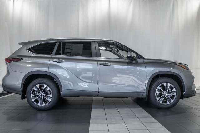 New 2025 Toyota Highlander XLE image 3