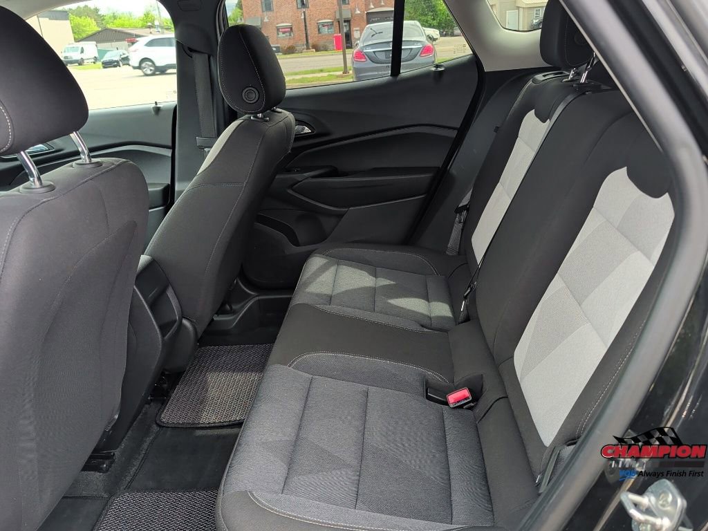 Used 2024 Chevrolet Trax LS w/ LS Convenience Package FWD image 17