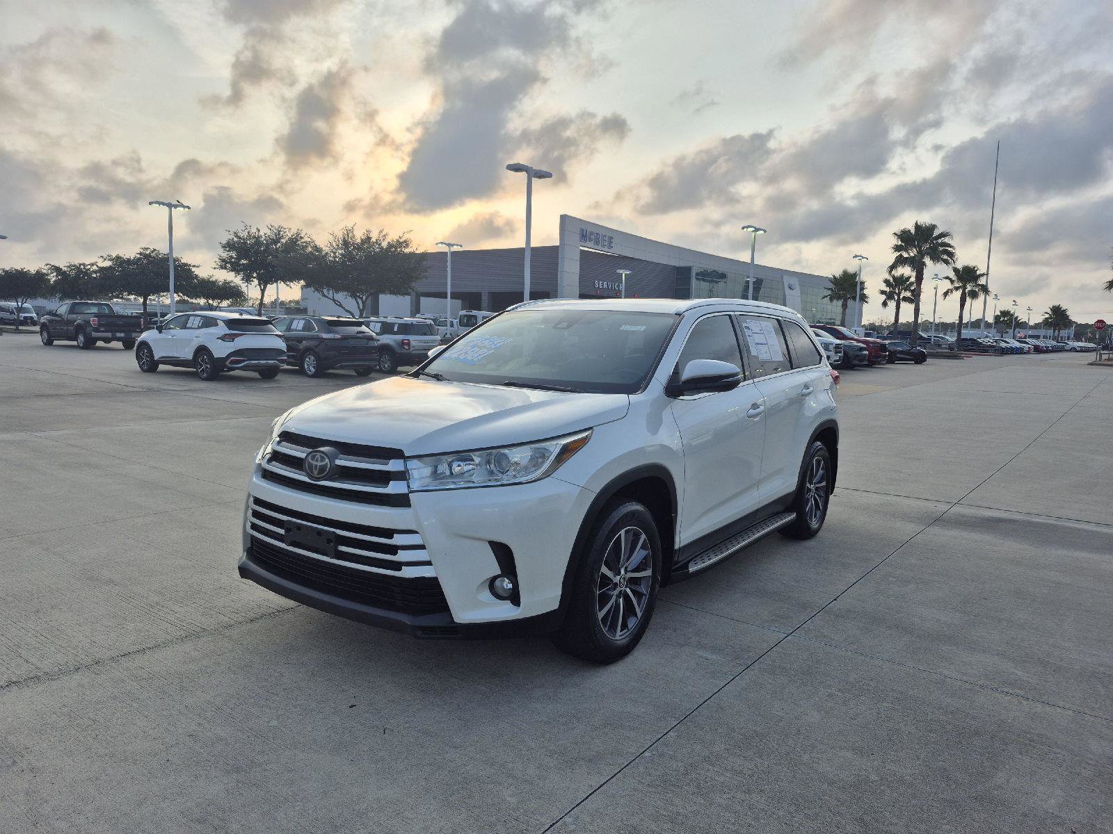 Used 2019 Toyota Highlander XLE FWD image 1