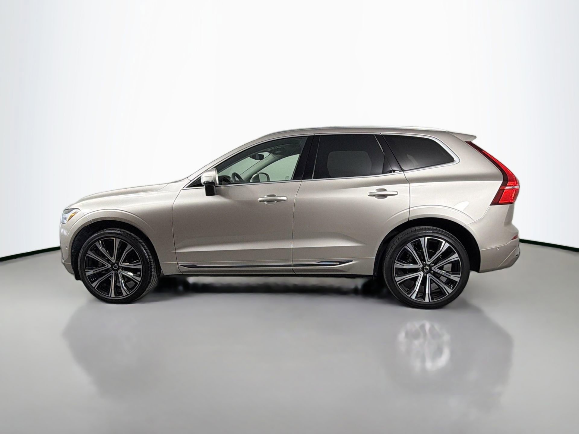 Certified 2023 Volvo XC60 B5 Ultimate w/ Climate Package AWD/4WD image 9