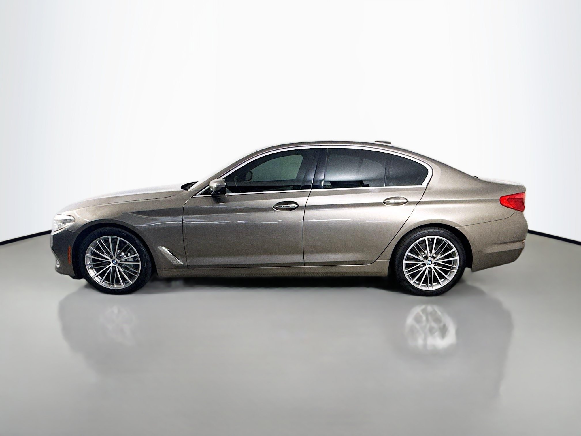 Used 2018 BMW 540i w/ Luxury Seating Package RWD image 6