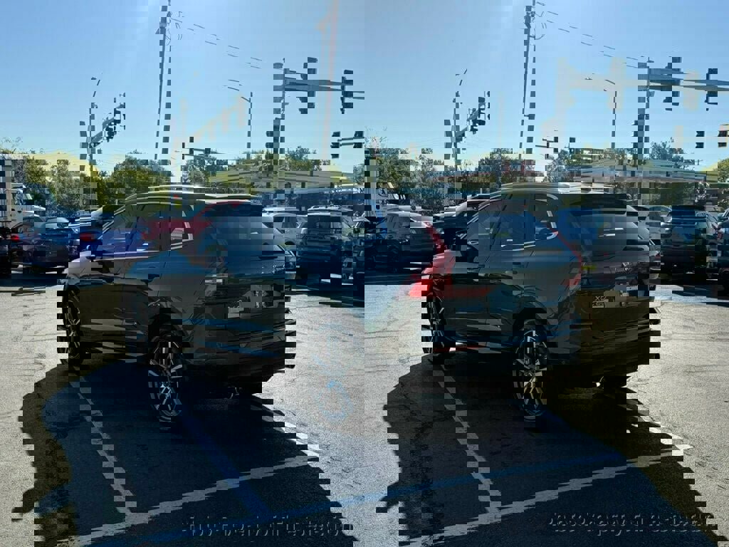 Used 2018 Volvo XC60 T6 Momentum w/ Vision Package image 11
