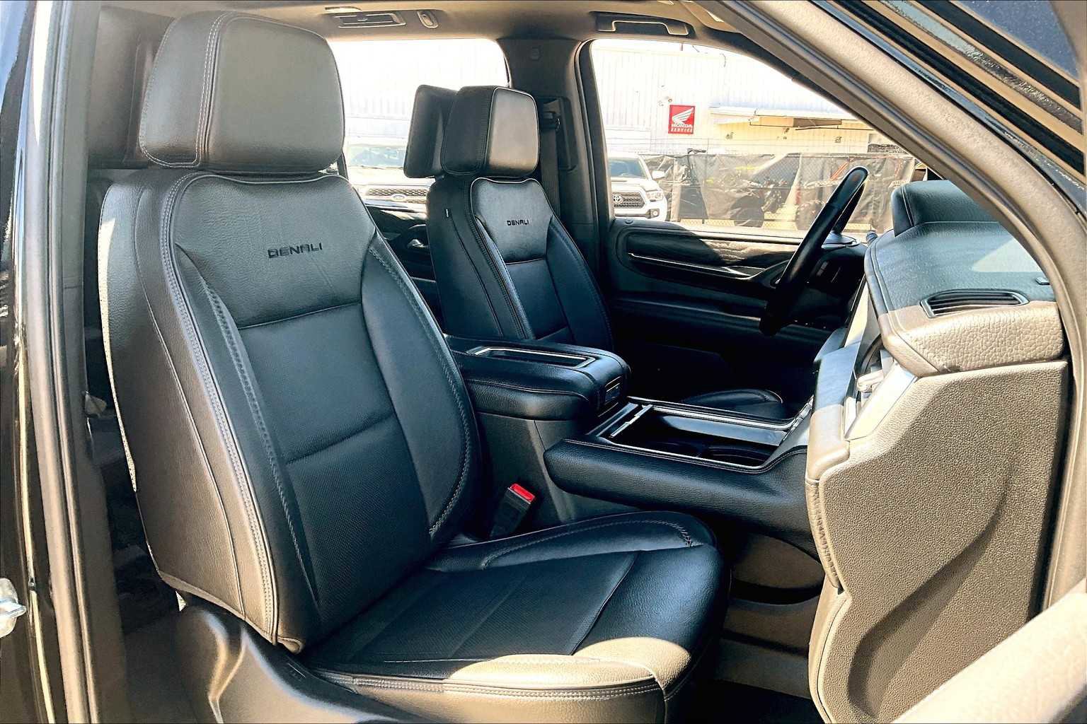 Used 2021 GMC Yukon Denali w/ Denali Premium Package image 9