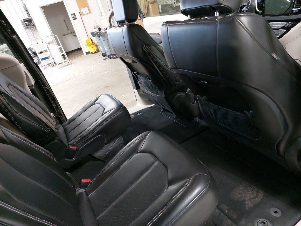 Used 2024 Chrysler Pacifica Touring-L image 11