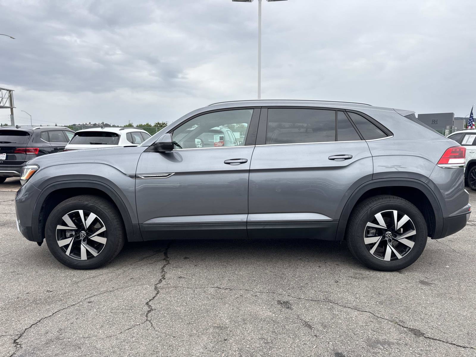 Certified 2022 Volkswagen Atlas Cross Sport SE image 2