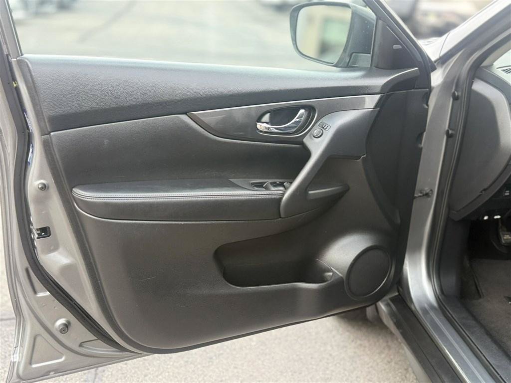 Used 2017 Nissan Rogue SV AWD/4WD image 16