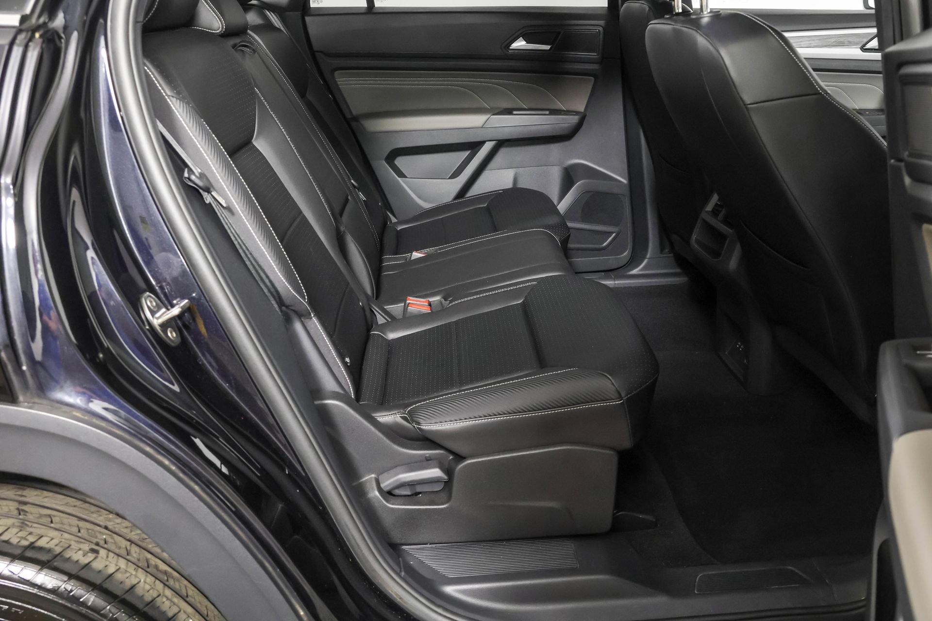 Certified 2023 Volkswagen Atlas Cross Sport SE w/ Panoramic Sunroof Package AWD/4WD image 41