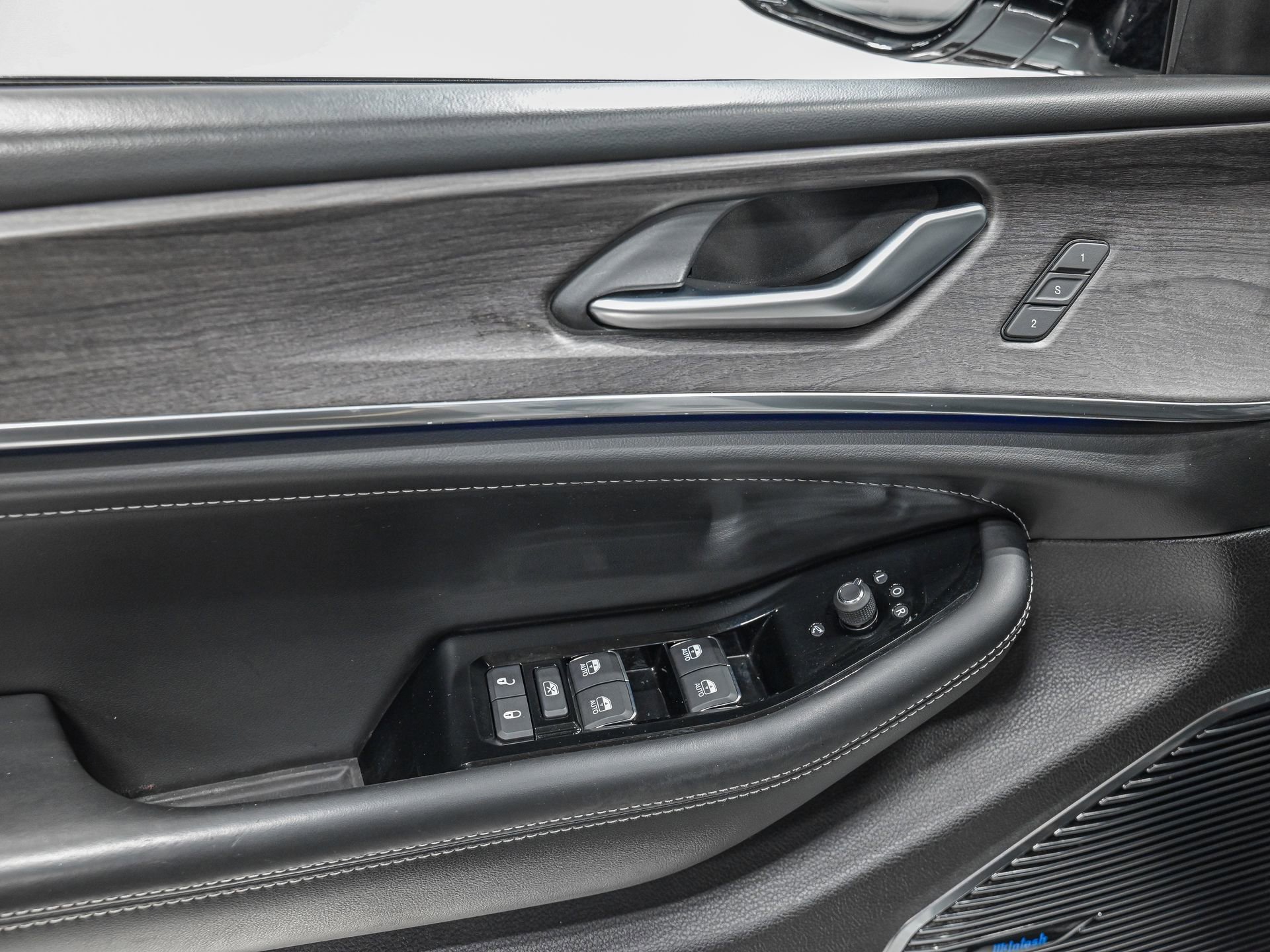 Used 2023 Jeep Grand Cherokee L Overland image 13