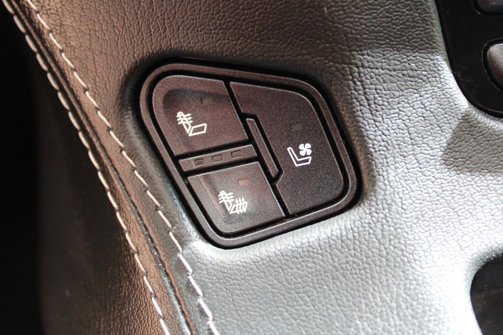 Used 2018 GMC Yukon SLT w/ Premium Edition image 25