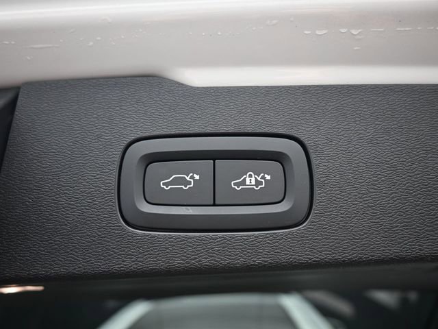 Used 2024 Volvo V60 B5 Cross Country Plus image 32