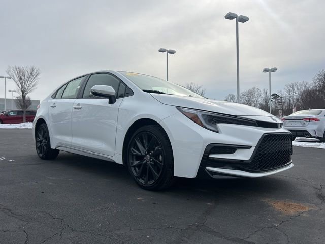 Used 2025 Toyota Corolla SE image 3