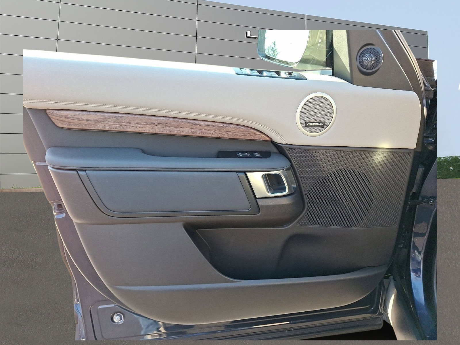 Used 2018 Land Rover Discovery HSE image 7