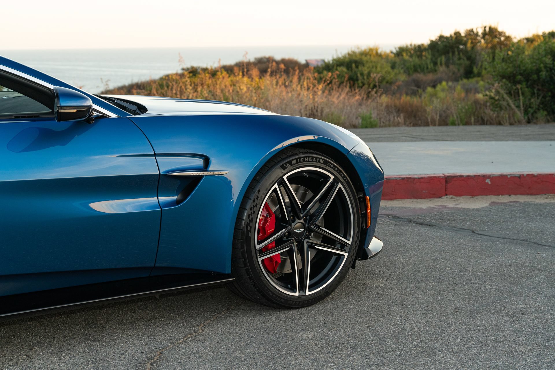 Used 2025 Aston Martin V8 Vantage Coupe RWD image 8