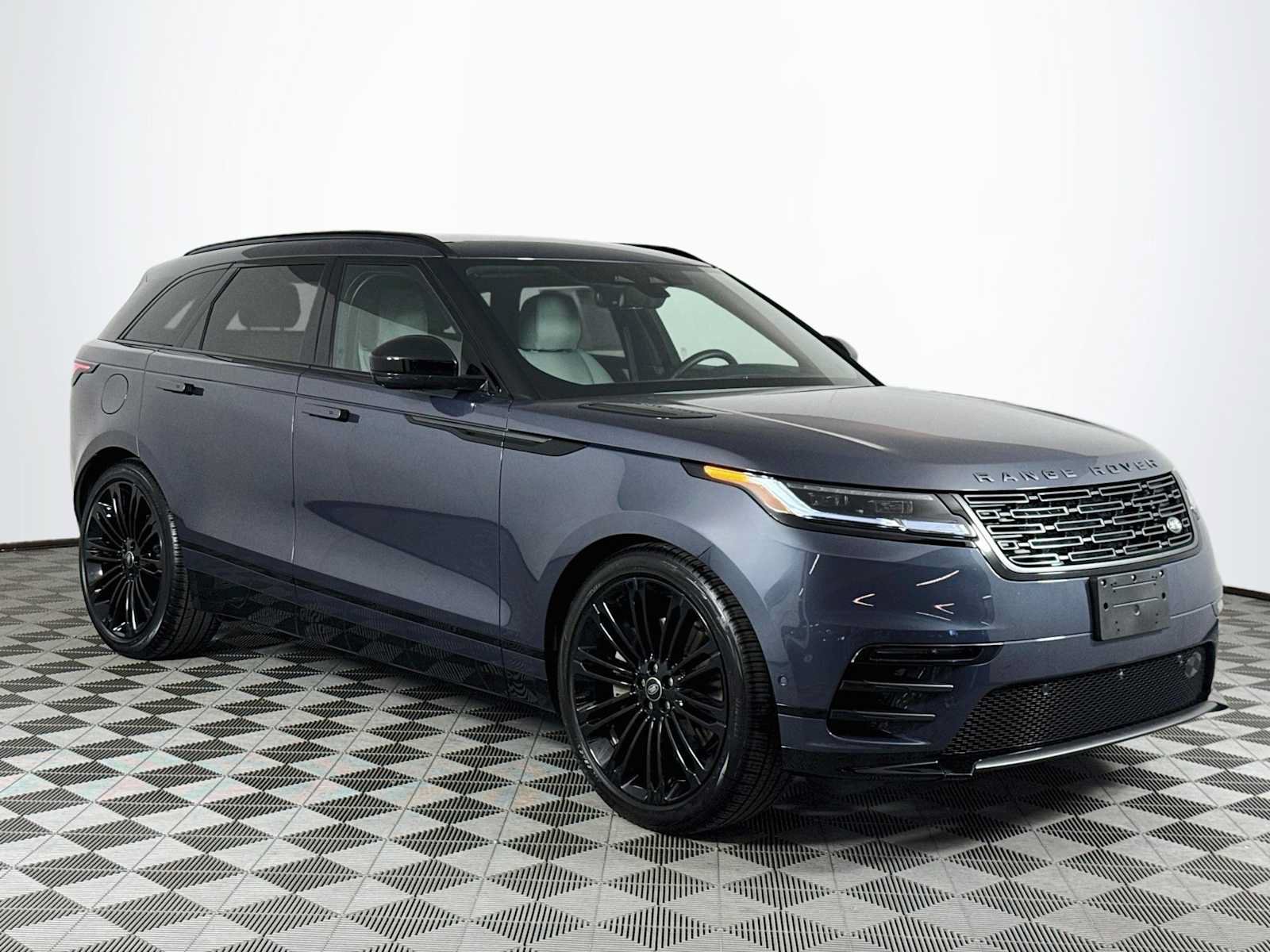Used 2026 Land Rover Range Rover Velar Dynamic SE AWD/4WD image 3