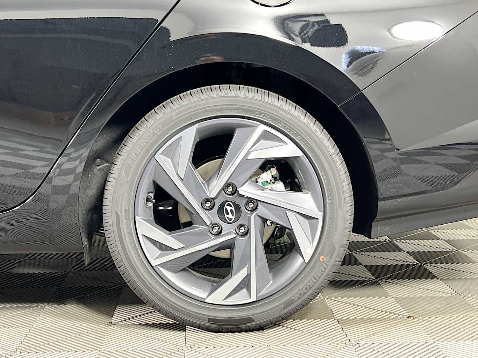 Used 2025 Hyundai Elantra Limited image 19