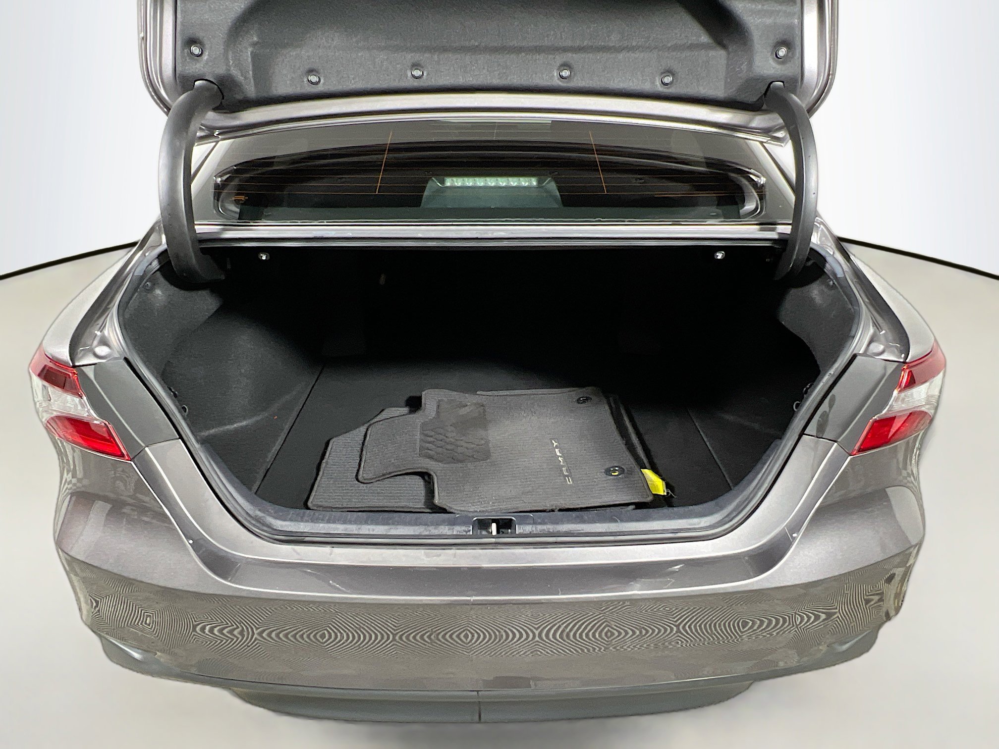 Used 2022 Toyota Camry LE image 33