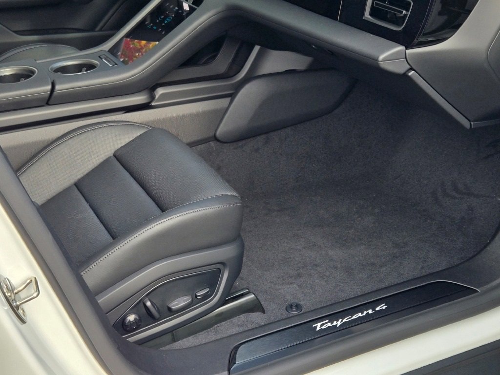 New 2026 Porsche Taycan image 37